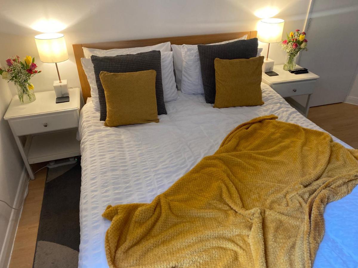 Guest Bedroom With King Size Bed In Brixton London Exterior photo